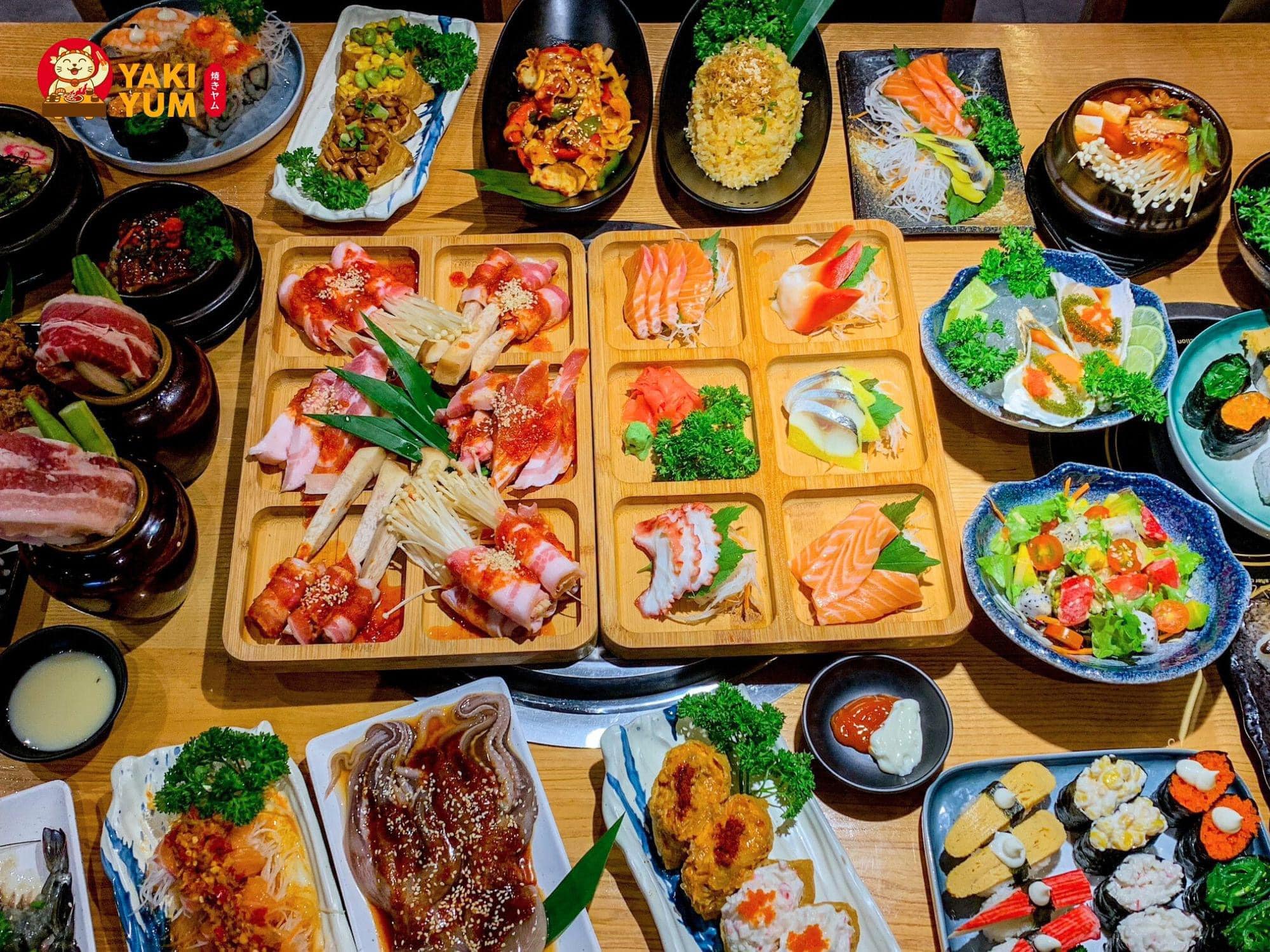Bàn tiệc đa dạng từ salad, sashimi, sushi đến các món nướng, lẩu của YAKI YUM